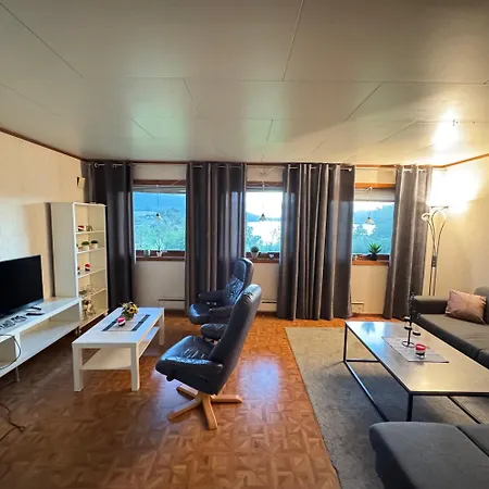 Koselig Med Fjell- Og Vannutsikt Burfjord