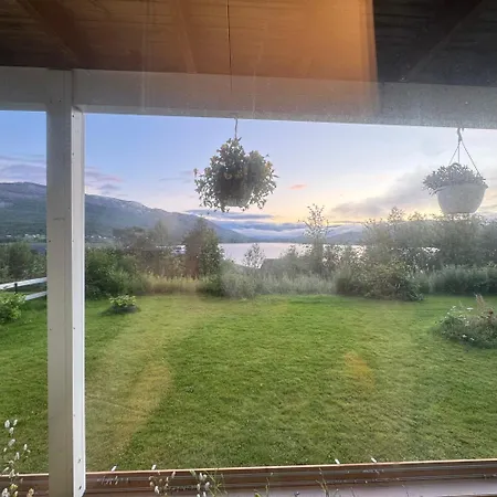 Koselig Med Fjell- Og Vannutsikt Apartamento